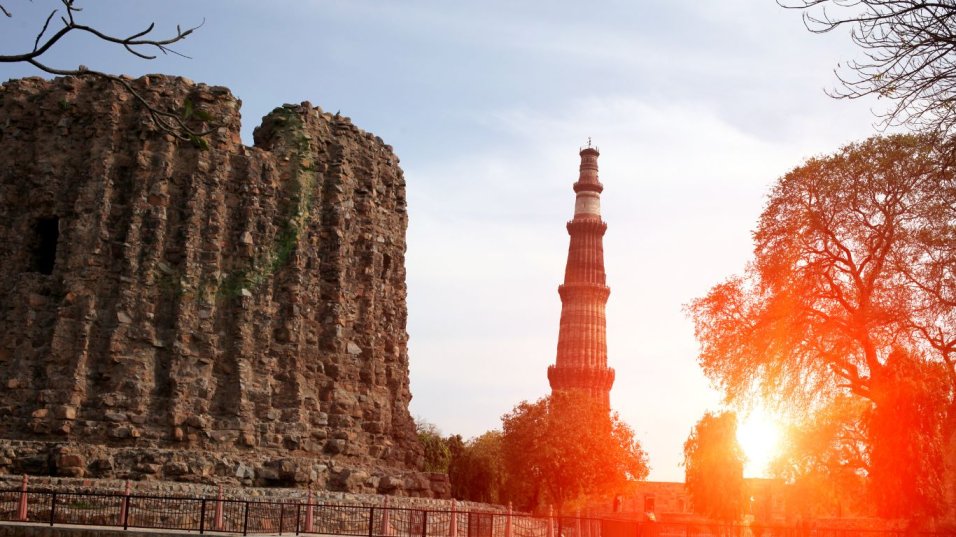 Qutub Minar,Best Places to Visit in Delhi at Night